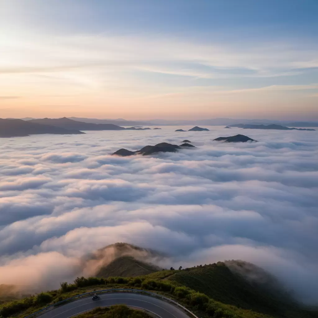 Khoảnh khắc săn mây tuyệt đẹp từ ban công homestay ven hồ